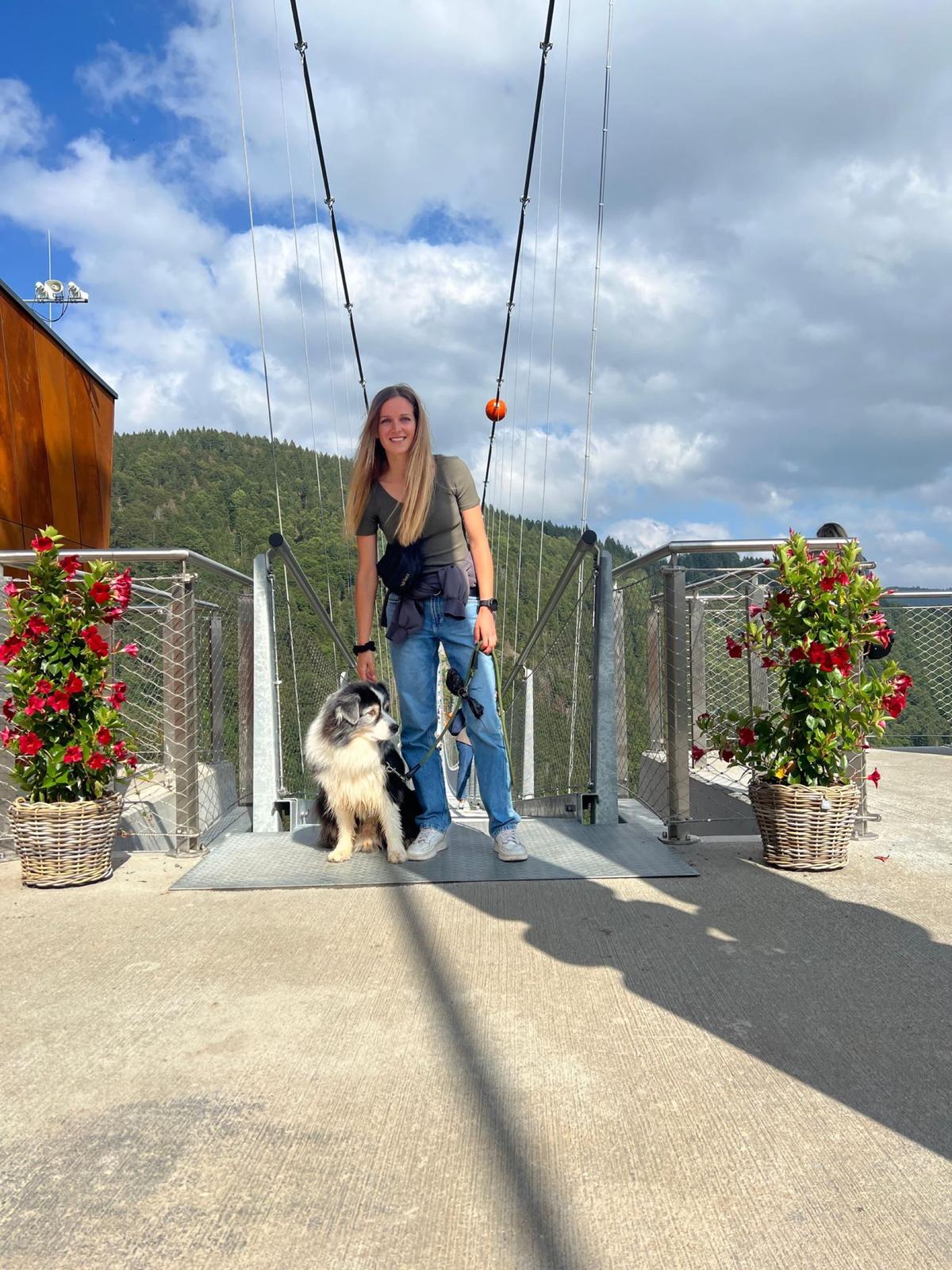 Anja mit ihrem Hund Sky