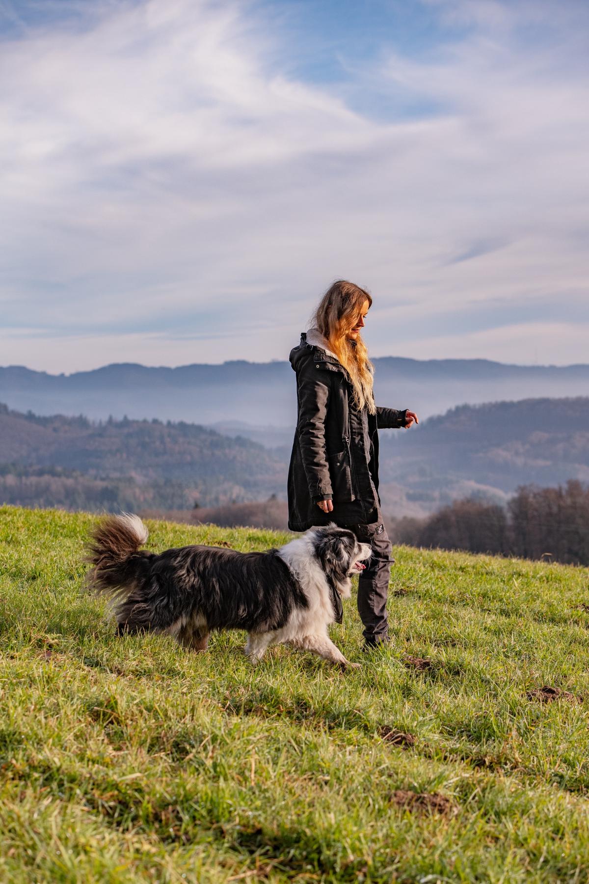 Anja beim mobilen Hundetraining mit Sky auf einer Wiese