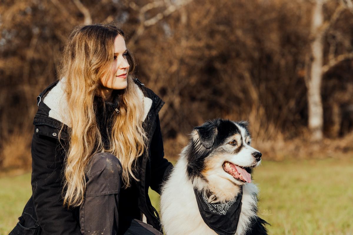Anja, Hundetrainerin und Verhaltensberaterin, mit ihrem Australian Shepherd Sky